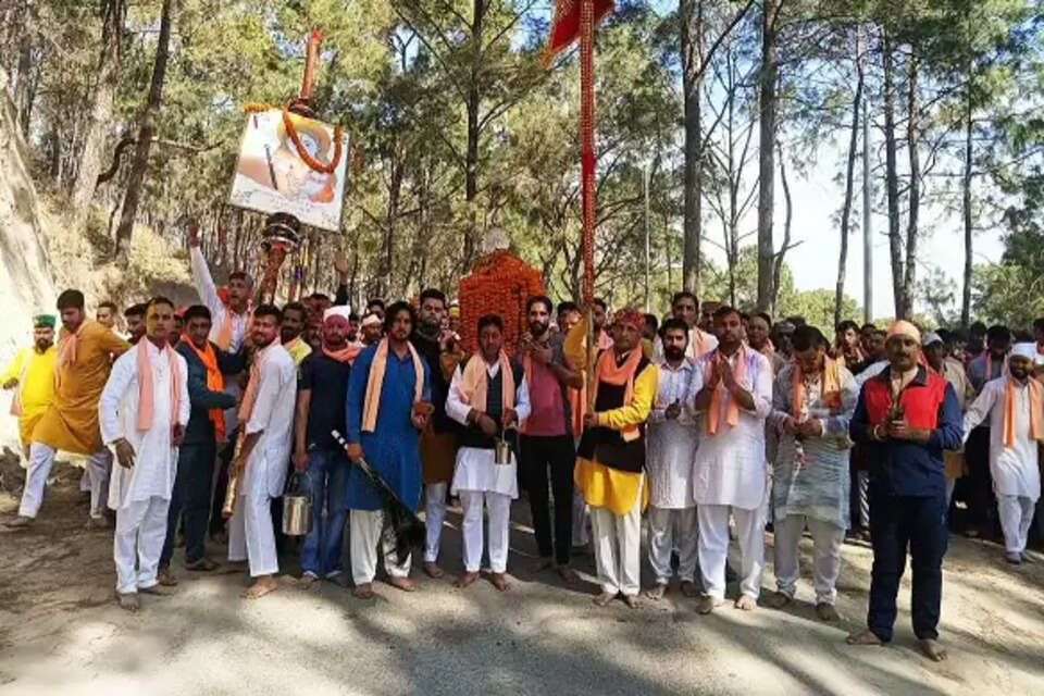 Photo : ग्रामीणों ने चकमोह गांव से लेकर दियोटसिद्ध मंदिर तक निकाली पैदल झंडा यात्रा 