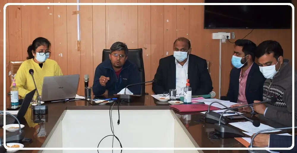 डीसी मंडी ने जिला विभाग प्रमुखों को निर्देष दिए कि वे अपने कर्मचारियों की सूची साझा कर बताएं कि अब तक कितनों ने कोरोना की दूसरी डोज लगवा ली है। इससे वैक्सीनेशन से छूटे कर्मचारियों का पता लगाया जा सकेगा।
