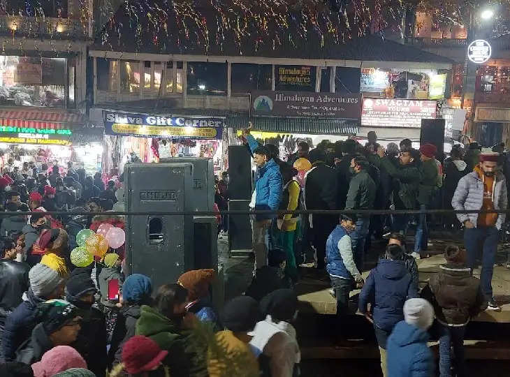 हिमाचल प्रदेश की राजधानी शिमला के रिज मैदान में शुक्रवार शाम को चल रहे नए साल के जश्न को पुलिस ने एकाएक बंद करवा दिया। रिज मैदान पर जश्न के दौरान ब्लास्ट करने की आतंकी धमकी मिली थी। धमकी पाकिस्तान की ओर से दी गई थी, जिसके बाद एहतियातन एकाएक नए साल के जश्न कार्यक्रम को बंद कर दिया गया।