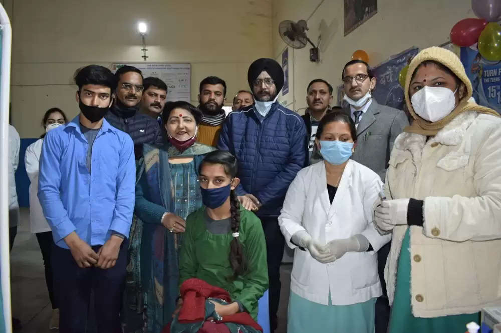 सामाजिक न्याय एवं अधिकारिता मंत्री सरवीन चौधरी (Sarveen Chaudhary) ने सोमवार को आईटीआई शाहपुर (Shahpur ITI) में 15 से 18 वर्ष आयुवर्ग तक के बच्चों के कोविड टीकाकरण (Covid Vaccination) महाअभियान का शुभारंभ किया।