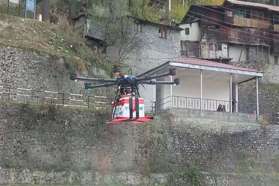 हिमाचल प्रदेश में पहली बार ड्रोन से सेब की ढुलाई होगी। प्रदेश के जनजातीय जिला किन्नौर के निचार में ड्रोन से सेब ढुलाई का ट्रायल सफल रहा है। ट्रायल के दौरान सेब की 20 किलो की पेटी को ड्रोन से 6 मिनट में 9 किलोमीटर दूर पहुंचाया गया, जबकि इतनी पैदल तय करने में घंटों लग जाते हैं। ट्रायल करने वाली कंपनी का दावा है कि ड्रोन एक बार 150 किलो तक सेब उठा सकता है। किन्नौर की पंचायत निचार के प्रतिनिधियों और स्थानीय बागवान समूह के आग्रह पर निजी कंपनी ने निचार स्टेडियम से निचार कंडा तक ड्रोन से सेब ढुलाई का ट्रायल किया है। 