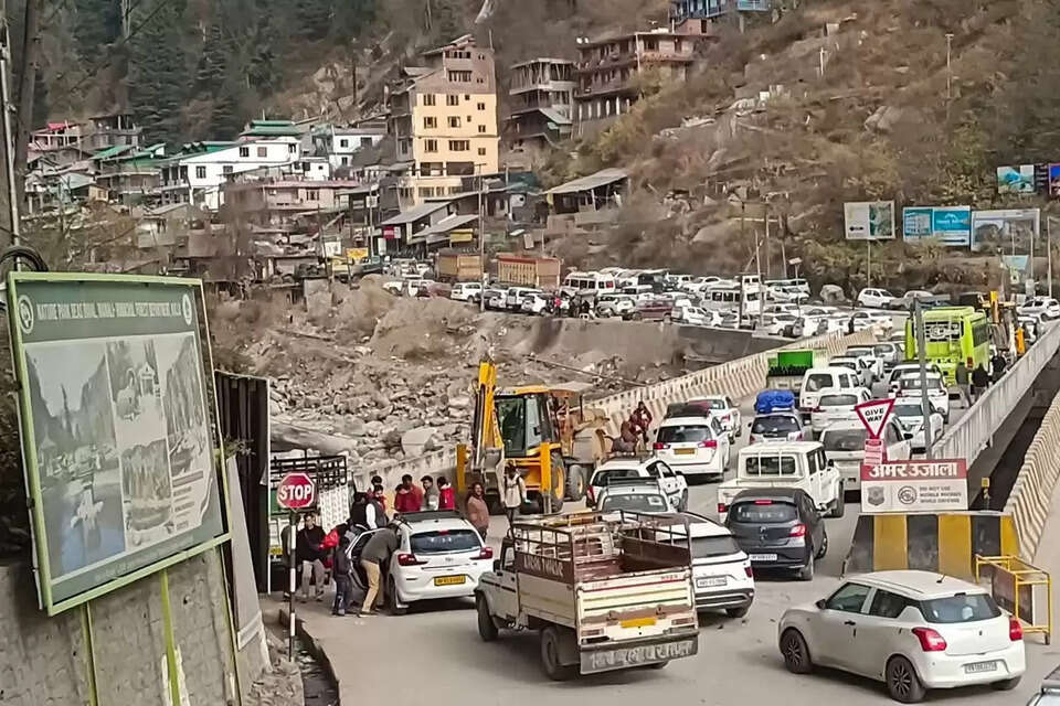 हिमाचल प्रदेश में पर्यटन सीजन की शुरुआत होते ही, राज्य की लाइफलाइन माने जाने वाले चंडीगढ़-मनाली नेशनल हाईवे (NH) पर भारी यातायात जाम की गंभीर स्थिति पैदा हो गई है। शुक्रवार देर रात से ही कुल्लू और मनाली की ओर जाने वाले वाहनों की लंबी कतारें देखी गईं, जिससे पर्यटकों को घंटों तक मार्ग पर फंसे रहना पड़ा।  यह जाम मुख्य रूप से बिलासपुर और मंडी जिलों के पास गंभीर रूप से देखा गया, जहां फोर-लेन निर्माण कार्य और संकरे पुलों के कारण वाहनों की आवाजाही धीमी हो जाती है। 