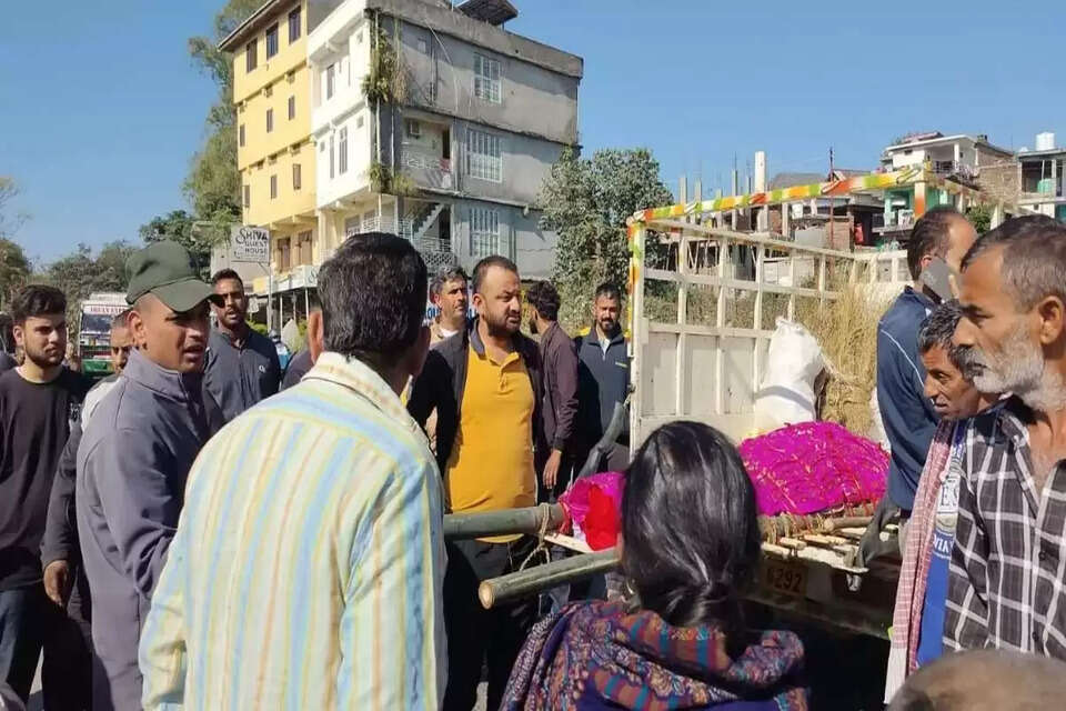  जिला हमीरपुर की शासन पंचायत में रविवार सुबह उस समय भारी तनाव फैल गया, जब ग्रामीणों ने एक महिला की मौत के विरोध में नेशनल हाईवे पर चक्का जाम कर दिया। ग्रामीणों ने महिला का शव हाईवे पर रखकर यातायात पूरी तरह ठप कर दिया।    यह विरोध उस महिला को न्याय दिलाने की मांग को लेकर हो रहा है, जिसकी कथित तौर पर एक नाबालिग द्वारा जबरदस्ती करने के बाद पिटाई से मौत हो गई। 