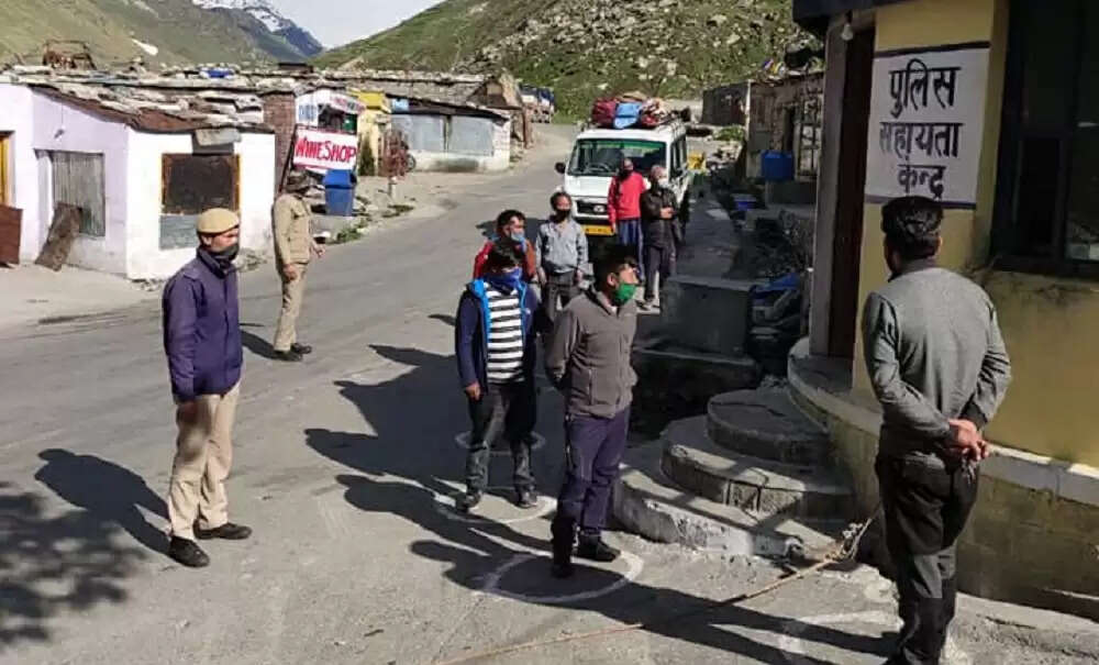 लाहुल स्पीति प्रशासन ने सर्दियों के मौसम को देखते हुए समस्त जिला के ट्रैक रूटों में ट्रैकिंग बंद कर दी है। उपायुक्त लाहुल स्पीति नीरज कुमार ने अधिसूचना जारी कर दी है।