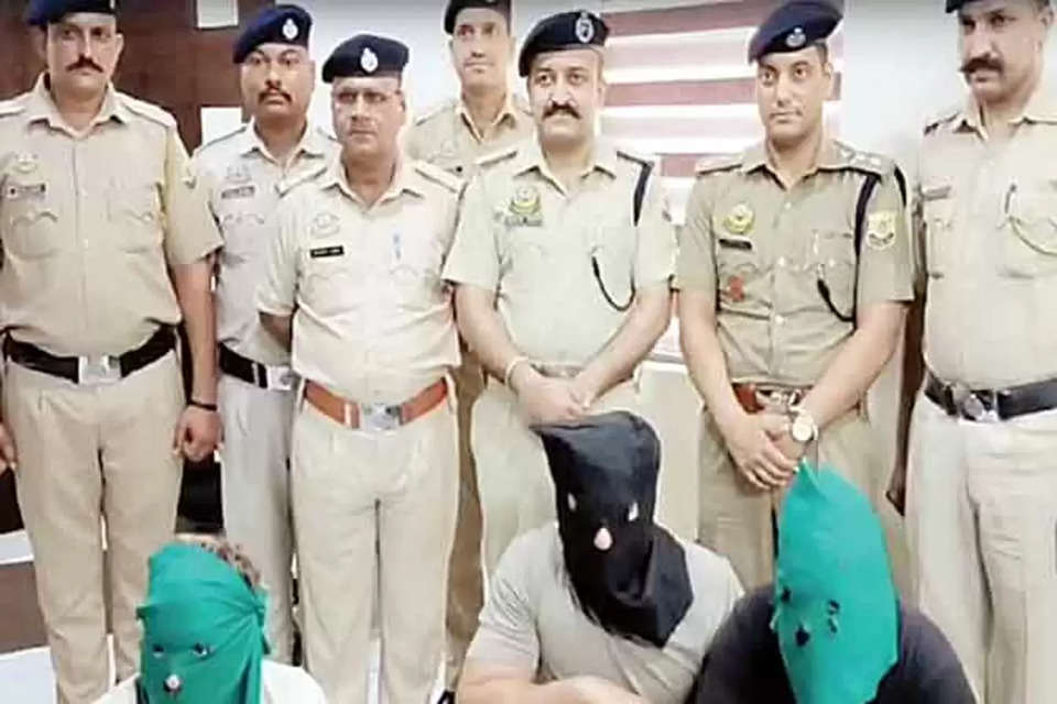 हिमाचल प्रदेश के सिरमौर जिले के नाहन शहर में पुलिस ने एक बड़ी सफलता हासिल की है। पुलिस ने एक ही परिवार की तीन पीढ़ियों को नशे के अवैध कारोबार में लिप्त होने के आरोप में गिरफ्तार किया है। छापेमारी के दौरान आरोपियों के कब्जे से भारी मात्रा में नशीले पदार्थ और 24.40 लाख रुपये नकद बरामद किए गए हैं।    पुलिस को सूचना मिली थी कि 71 वर्षीय प्रेम चंद अपने बेटे सागर और पोते संग्राम के साथ मिलकर नाहन शहर के वाल्मीकि नगर इलाके में गैस गोदाम के पास अपने घर में नशे का कारोबार चला रहे हैं। इस सूचना के आधार पर पुलिस ने सोमवार देर रात आरोपियों के घर पर छापेमारी की। छापेमारी के दौरान पुलिस को मौके से भारी मात्रा में नशीले पदार्थ बरामद हुए। इनमें 336 स्पासमैक्स ट्रामाडोल कैप्सूल, 159.80 ग्राम चरस, 38.10 ग्राम अफीम, 23.34 ग्राम हेरोइन (चिट्टा) शामिल हैं। 