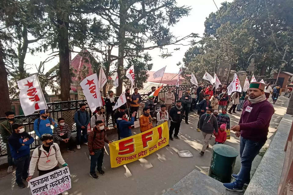 स्टूडेंट फेडरेशन ऑफ इंडिया (SFI) की हिमाचल प्रदेश इकाई ने सोमवार को शिमला उपायुक्त कार्यालय के बाहर विशाल धरना प्रदर्शन किया।