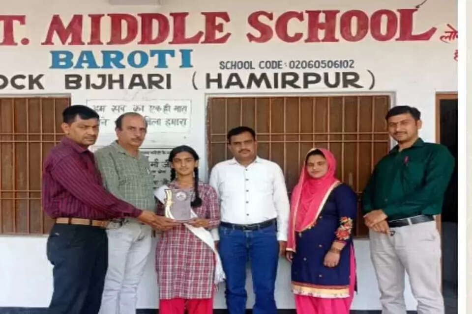 स्कूल के अध्यापकों ने छात्रा को सम्मानित किया