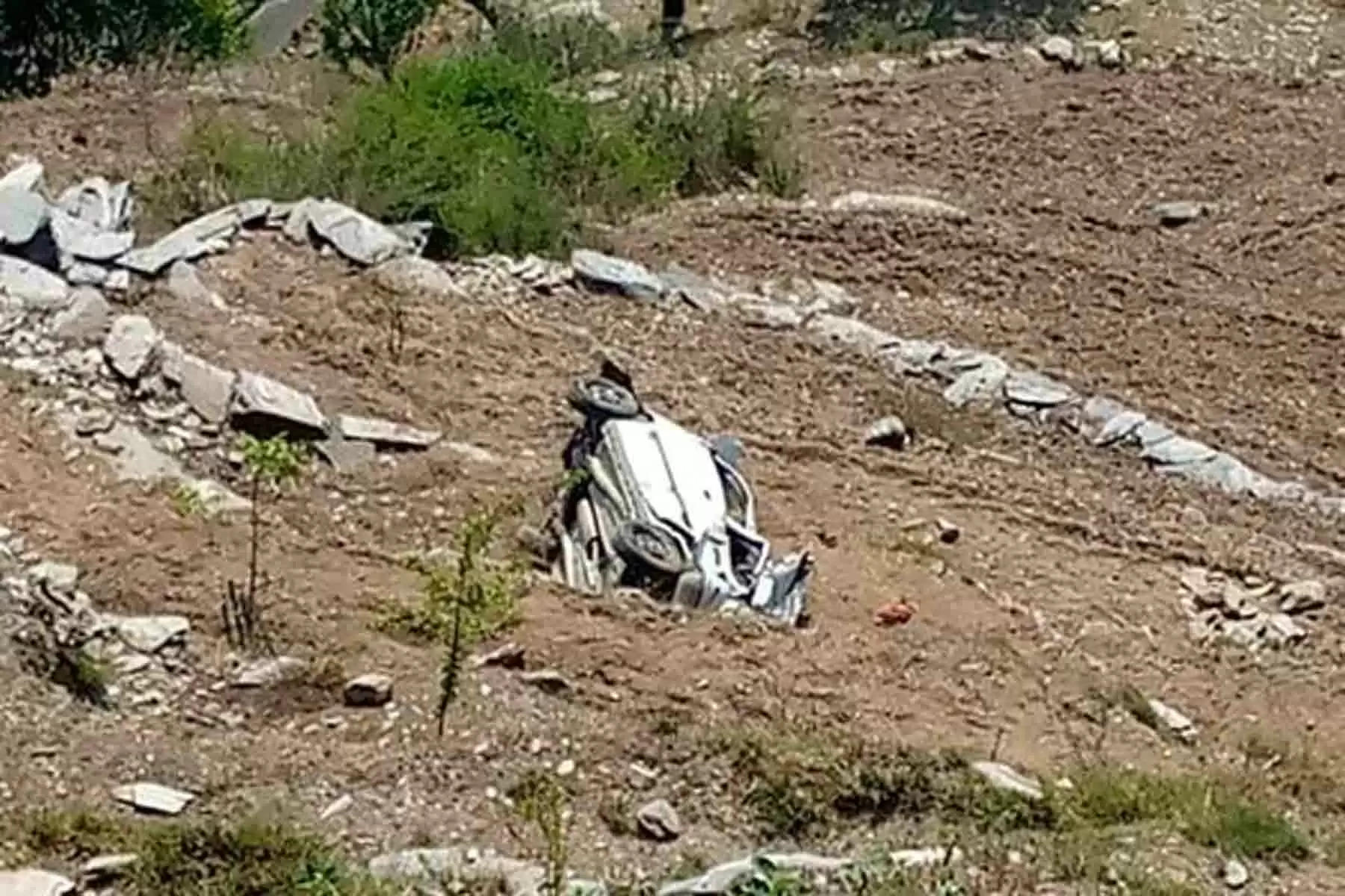 हिमाचल प्रदेश के चम्बा जिला में एक कार हादसे का शिकार हो गई। हादसे में पांच लोग घायल हो गए हैं। यह कार हादसा कुंडी-तुर मार्ग पर हुआ है। बताया जा रहा है कि कुंडी से आगे कुछ दूरी पर चालक ने गाड़ी से नियंत्रण खो दिया। इस वजह से कार हादसे का शिकार हो गई। गाड़ी लुढ़कती हुई सड़क से करीब 200 मीटर नीचे खाई में जा गिरी।