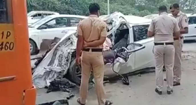 दिल्ली में खड़ी एक डीटीसी बस को एक कार ने टक्कर मार दी