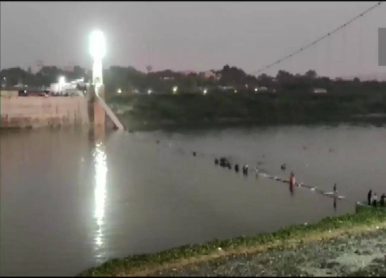 गुजरात के मोरबी में रविवार शाम को मच्छु नदी पर बना केबल पुल (Gujarat Morbi Bridge Collapse) टूटने से एक बड़ा हादसा हो गया। इस घटना के दौरान पुल के ऊपर खड़े कई लोग नदी में गिर गए। घटना में अब तक 70 लोगों की मौत होने की खबर है। मरने वालों में महिलाओं और बच्चों की संख्या अधिक बताई जा रही है। मुख्यमंत्री अपने सभी कार्यक्रम रद्द कर घटनास्थल पर पहुंच गए हैं। वहीं, सरकार ने इस घटना का संज्ञान लेते हुए इसकी SIT जांच के आदेश दे दिए हैं। 