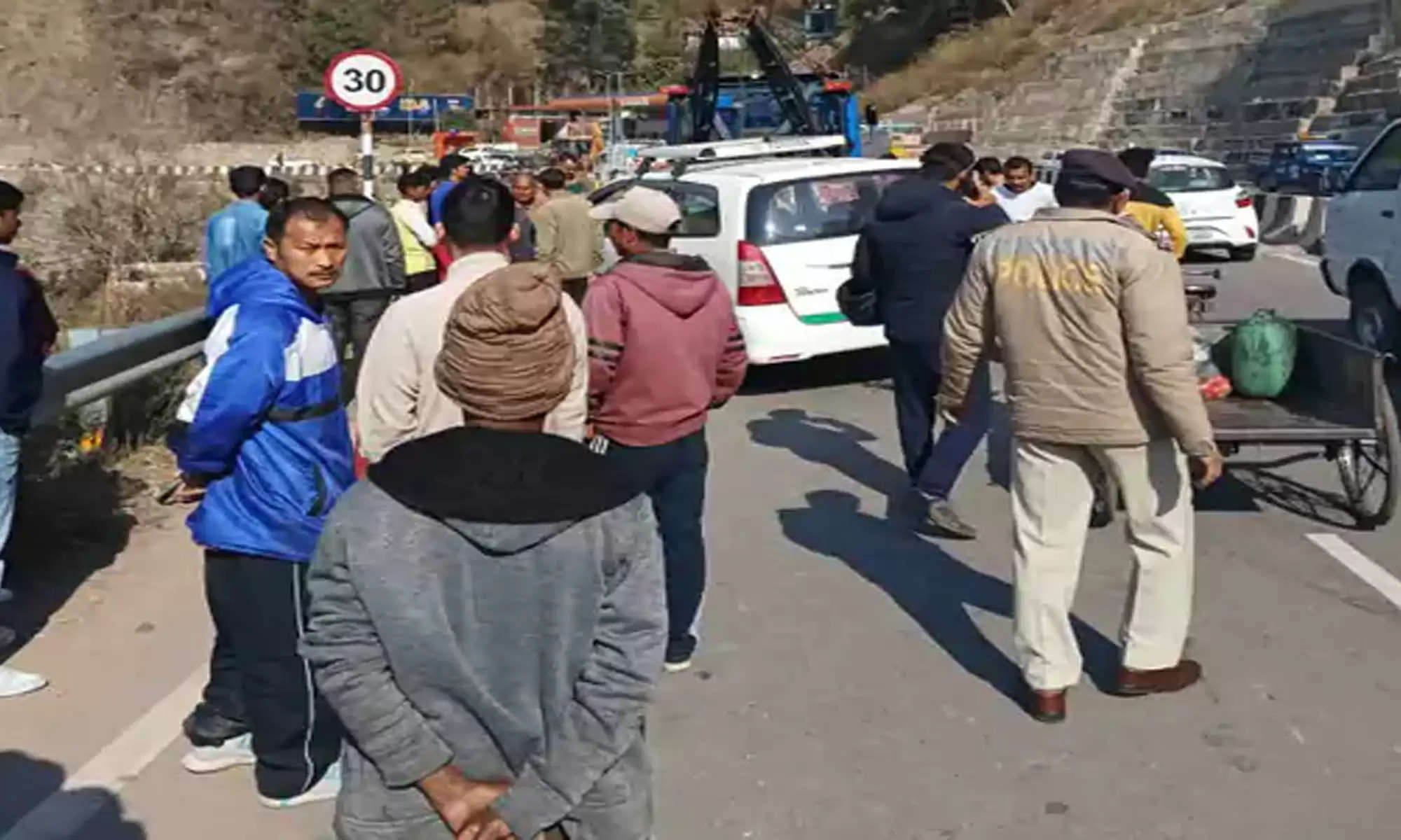 Solan Dharampur Innova Car Crushed People |Kalka Shimla National Highway| PGI Chandigarh हिमाचल प्रदेश के सोलन जिला में मंगलवार सुबह कालका-शिमला नेशनल हाईवे पर इनोवा गाड़ी ने 9 मजदूरों को कुचल दिया। इनमें से 5 मजदूरों की मौके पर मौत हो गई। 4  मजदूर गंभीर रूप से घायल हो गए हैं। इनमें से 3 को गंभीर हालत में PGI चंडीगढ़ रेफर कर दिया गया है। एक को क्षेत्रीय अस्पताल सोलन लाया गया है।