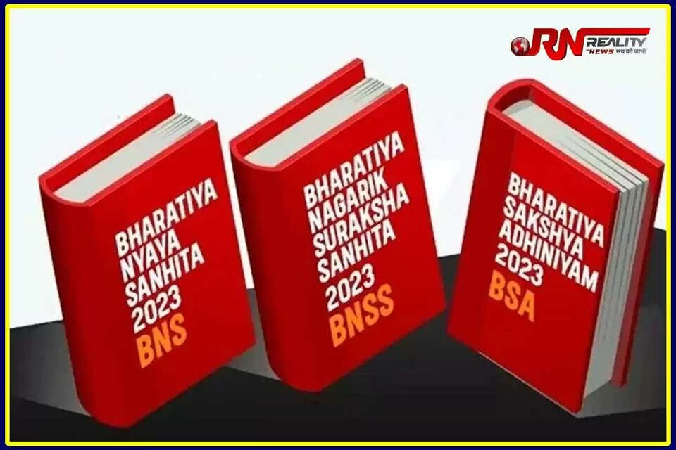 देशभर में आज रात 12 बजे से तीन नए आपराधिक कानून लागू हो गए हैं। 51 साल पुराने सीआरपीसी (CRPC) की जगह भारतीय नागरिक सुरक्षा संहिता (BNSS) ने ले ली है। भारतीय दंड संहिता की जगह भारतीय न्याय अधिनियम (BNS) लेगा और इंडियन एविडेंस एक्ट की जगह भारतीय साक्ष्य अधिनियम (BSA) के प्रावधान लागू हो गए हैं। महिलाओं से जुड़े ज्यादातर अपराधों में पहले से ज्यादा सजा मिलेगी। इलेक्ट्रॉनिक सूचना से भी FIR दर्ज हो सकेगी। कम्युनिटी सेवा जैसे प्रावधान भी लागू हो गए हैं। 20 प्वाइंट में जानिए तीनों नए कानूनों में क्या खास है...