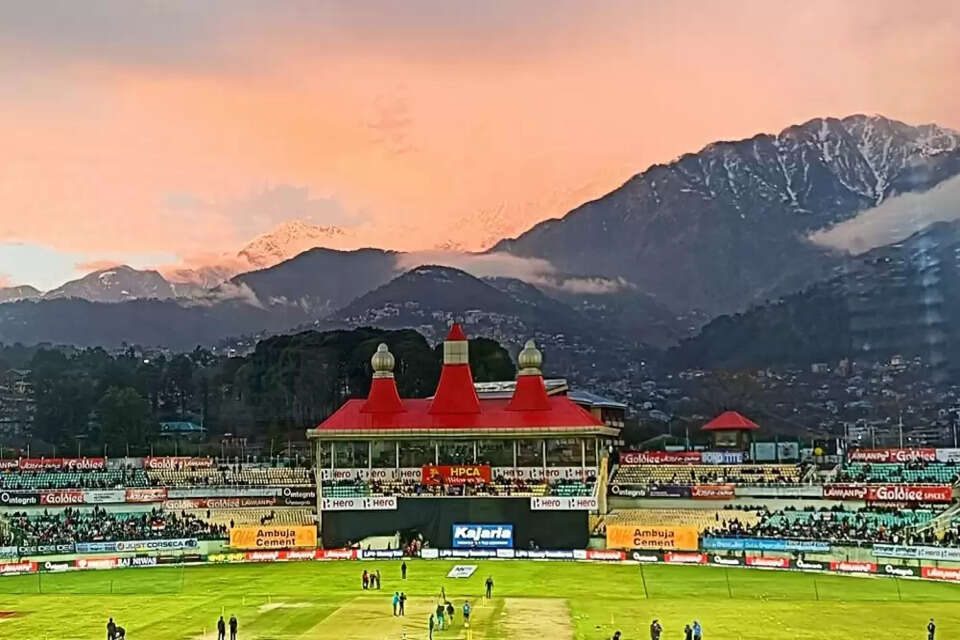 हिमाचल प्रदेश के धर्मशाला क्रिकेट स्टेडियम में शनिवार शाम को भारत और श्रीलंका के बीच T-20 क्रिकेट खेला गया। टॉश जीतने के बाद भारतीय टीम ने पहले गेंदबाजी करने का फैसला लिया। श्रीलंका ने दूसरे T-20 में पहले बल्लेबाजी का न्यौता मिलने के बाद पांच विकेट के नुकसान पर 183 रन बनाए। श्रीलंका की ओर से सलामी बल्लेबाज पथुम निसंका ने सबसे ज्यादा 75 रन का योगदान दिया, जबकि कप्तान दासून शनाका ने नाबाद 47 रन बनाए। भारतीय क्रिकेट टीम के सामने अब 184 रन का लक्ष्य है।