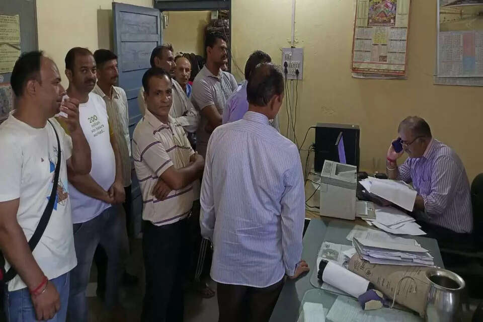 पंचायत ग्रामीणों ने क्षेत्रीय प्रबंधक की अनुपस्थिति में हिमाचल पथ परिवहन निगम के अधीक्षक को यह पत्र सौंपा है। 