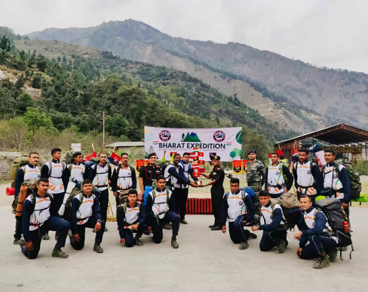 इस दल ने भारतीय सेना से सेवानिवृत हुए सैन्यकर्मियों से बातचीत कर उनकी समस्याओं को भी जाना और उनका निपटारा करने का आश्वासन भी दिया।