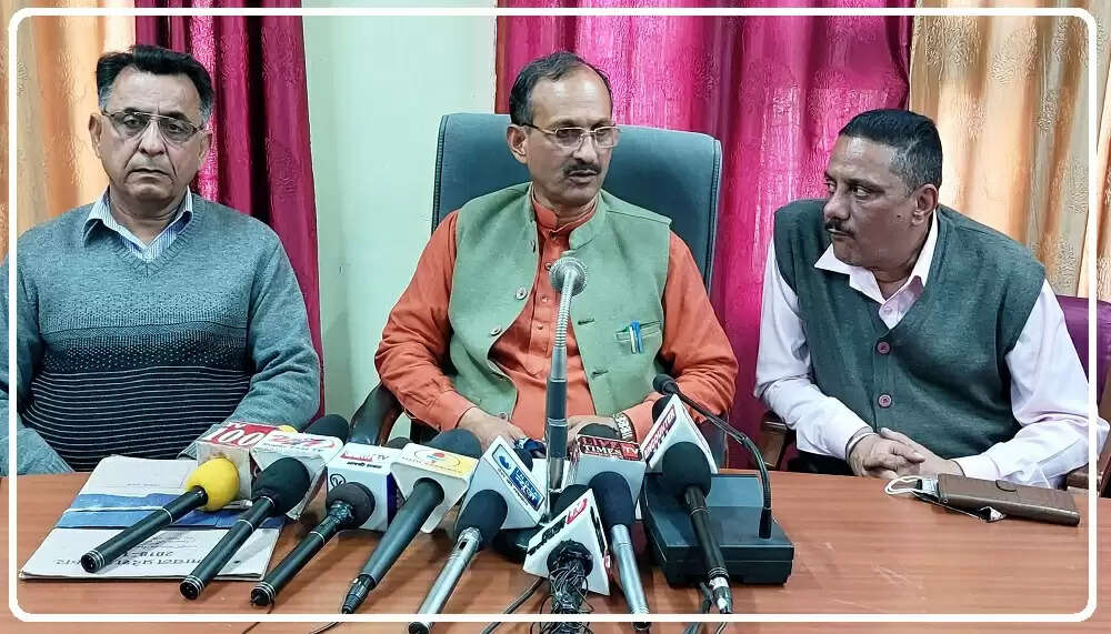 मुख्यमंत्री जयराम ठाकुर (Cm Jairam thakur) शुक्रवार को जिला ऊना के एक दिवसीय प्रवास पर रहेंगे। इस दौरान जिला को 190 करोड़ से अधिक की परियोजनाओं की सौगात देंगे।