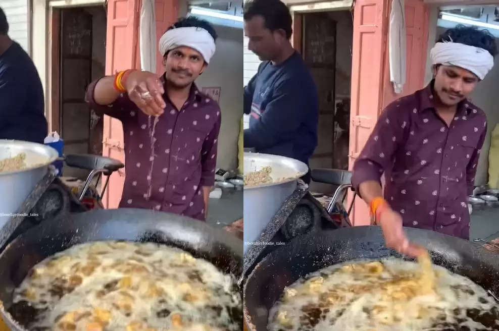 वीडियो में जयपुर के स्ट्रीट फूड विक्रेता (street food vendor) किसान पकौड़े वाले के नाम से सड़क के किनारे एक ठेले पर कढाई में पकौड़ा फ्राई करते नजर आ रहा है। उन्होंने पकौड़े गरम तेल में डाले और फिर हाथ डुबो कर ब्लॉगर को दिखाया।