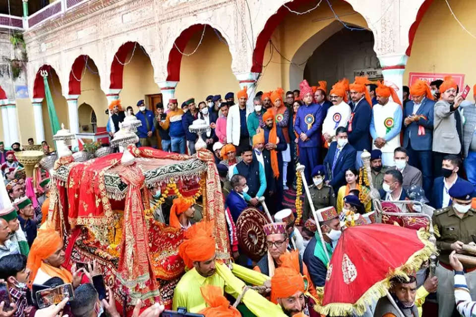 मुख्यमंत्री जय राम ठाकुर ने बुधवार को मंडी के ऐतिहासिक पड्डल मैदान में अन्तर्राष्ट्रीय शिवरात्रि मेले का विधिवत शुभारंभ किया। इससे पहले मुख्यमंत्री ने मुख्य देवता राज माधोराय के प्रसिद्ध मन्दिर में शीश नवाया और पारंपरिक शोभा यात्रा जलेब में भाग लिया जो श्री राज माधोराय मन्दिर से आरम्भ होकर पड्डल मैदान पर समाप्त हुई।