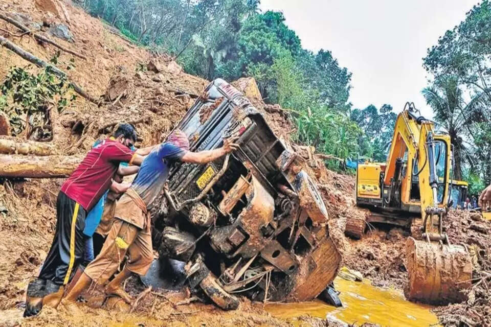 हरियाणा के भिवानी जिले (Haryana's Bhiwani district) के तोशाम प्रखंड में भूस्खलन की घटना सामने आई है। बताया जा रहा है कि दादम खनन क्षेत्र में हुए भूस्खलन से खनन कार्य में लगे करीब एक दर्जन वाहन दब गए हैं। 
