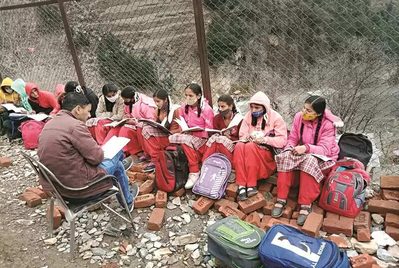 जनजातीय क्षेत्र भरमौर के सीनियर सेकेंडरी स्कूल गरोला के भवन पर संकट खड़ा हो गया है। स्कूल भवन के एक छोर के ठीक नीचे भू-स्खलन शुरू हो गया है। 