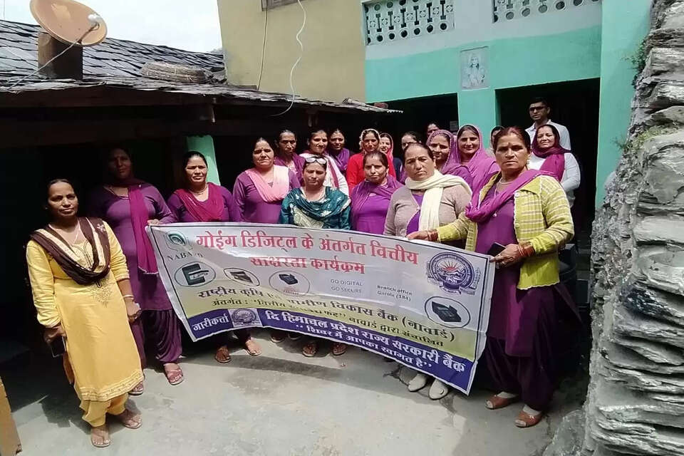 हि. प्र. राज्य सहकारी बैंक (HPSCB) की शाखा गरोला ने ग्राम पंचायत गरोला के पिली गांव में जागरुकता शिविर लगाया। यह शिविर नाबार्ड द्वारा  प्रायोजित एफडीएलसी (वित्तीय साक्षरता जागरूकता कार्यक्रम) के तहत आयोजित किया। इसमें पिली के अलावा आसपास के गांवों के लगभग 60-70 लोगों ने भाग लिया। 