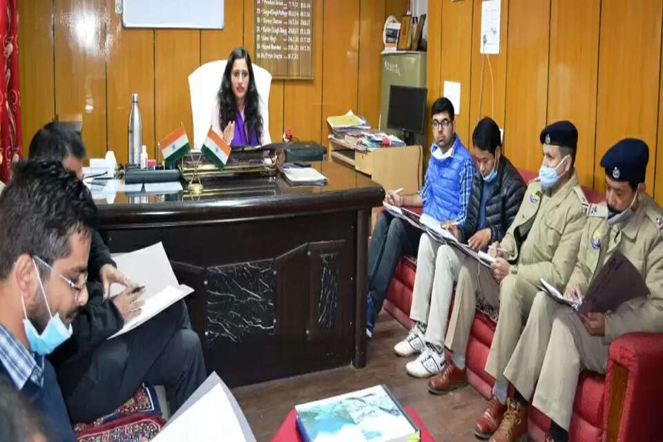 एसडीएम प्रिया नागटा ने कहा कि मंडी संसदीय उपचुनाव के दृष्टिगत जिला निर्वाचन अधिकारी के निर्देशानुसार कोई भी अधिकारी और कर्मचारी बिना अनुमति अवकाश पर नहीं जा सकेगा।