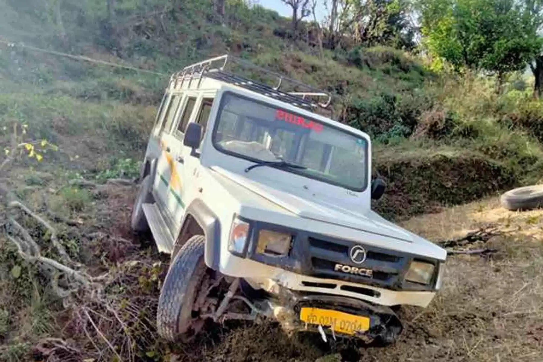 धर्मपुर पुलिस थाना क्षेत्र के गांव कुम्हारड़ा के पास मंगलवार सुबह बच्चों को लेकर जा रही स्कूल जीप अनियंत्रित होकर खेतों में जा पहुंची। जीप में 15 बच्चे सवार थे। सभी बच्चे पूरी तरह से सुरक्षित हैं और एक-दो बच्चों को मामूली चोटें आई हैं। गनीमत यह रही कि जीप ने पलटा नहीं खाया और सीधे खेतों में जा पहुंची। यदि जीप पलटती तो बड़ा नुकसान हो सकता था।