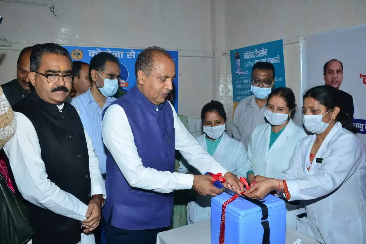 मुख्यमंत्री जयराम ठाकुर ने मंगलवार को शिमला के दीन दयाल उपाध्याय अस्पताल से कोविड-19 टीकाकरण अमृत महोत्सव अभियान का शुभारंभ किया। मुख्यमंत्री ने कहा कि यह अभियान 15 जुलाई, 2022 से शुरू किया गया है और इस वर्ष 30 सितम्बर तक चलेगा। उन्होंने कहा कि इस अभियान के अन्तर्गत 75 दिनों में 18 वर्ष से अधिक आयु वर्ग के 51 लाख पात्र लोगों को निःशुल्क एहतियाती डोज लगवाने का लक्ष्य निर्धारित किया गया है। उन्होंने कहा कि इस लक्ष्य को समय से पहले पूर्ण कर लिया जाएगा।