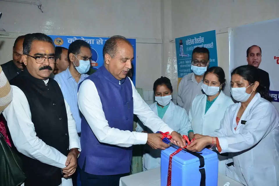 मुख्यमंत्री जयराम ठाकुर ने मंगलवार को शिमला के दीन दयाल उपाध्याय अस्पताल से कोविड-19 टीकाकरण अमृत महोत्सव अभियान का शुभारंभ किया। मुख्यमंत्री ने कहा कि यह अभियान 15 जुलाई, 2022 से शुरू किया गया है और इस वर्ष 30 सितम्बर तक चलेगा। उन्होंने कहा कि इस अभियान के अन्तर्गत 75 दिनों में 18 वर्ष से अधिक आयु वर्ग के 51 लाख पात्र लोगों को निःशुल्क एहतियाती डोज लगवाने का लक्ष्य निर्धारित किया गया है। उन्होंने कहा कि इस लक्ष्य को समय से पहले पूर्ण कर लिया जाएगा। 