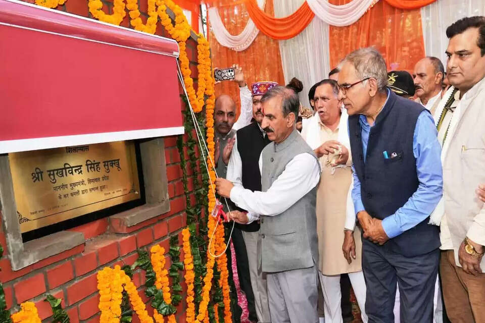 मुख्यमंत्री सुक्खू ने नादौन में 2.04 करोड़ रुपये के पीएचसी का शिलान्यास किया और मंझेली में पटवार वृत्त सहित नए केंद्र खोलने की घोषणा की। उन्होंने नादौन में 120 करोड़ रुपये के इंडोर स्टेडियम, राफ्टिंग कॉम्प्लेक्स और स्वास्थ्य आधुनिकीकरण (एम्स मॉडल) सहित शिक्षा, खेल और ग्रामीण अर्थव्यवस्था (एमएसपी, मनरेगा दिहाड़ी वृद्धि) के बड़े विकास कार्यों और सुधारों का उल्लेख किया।