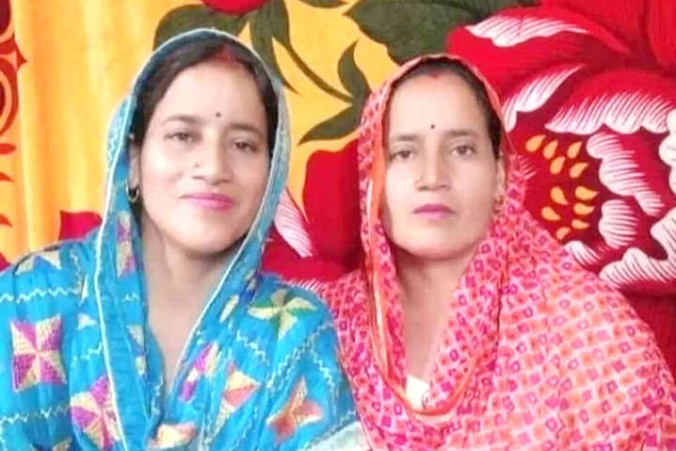 हिमाचल प्रदेश के मंडी जिले में छोटी बहन ने बड़ी बहन को किडनी देकर नया जीवन दिया है। मामला सरकाघाट उपमंडल का है। भरनाल पंचायत की जुड़वां बहनों ने रिश्ते को सार्थक करते हुए मिसाल कायम की। मीडिया रिपोर्ट्स के मुताबिक मीना और चम्पा देवी जुड़वा बहनें हैं। वर्ष 2021 में मीना बीमार हुई तो परिजन उपचार के लिए उसे पीजीआई चंडीगढ़ ले गए। जांच कर चिकित्सकों ने बताया कि मीना की दोनों किडनियां खराब हो चुकी हैं। ट्रांसप्लांट कर मीना की जिंदगी को बचाया जा सकता है।