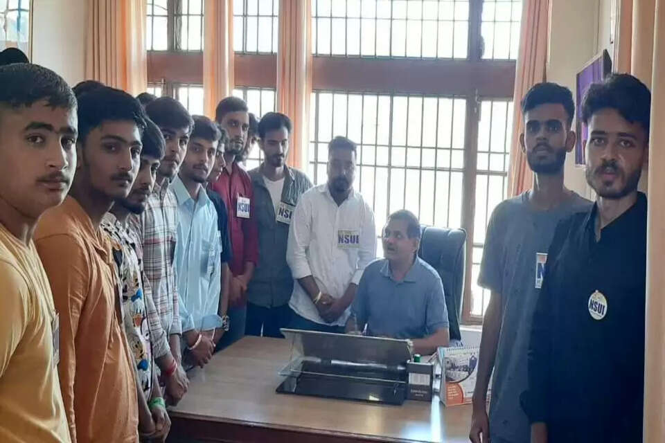 एनएसयूआई इकाई बड़सर ने कॉलेज प्रिंसिपल को ज्ञापन सौंपा 