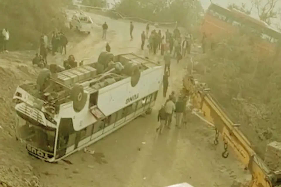 जिला बिलासपुर में रविवार सुबह मनाली-चंडीगढ़ हाईवे पर पर्यटकों से भरी दो बसें हादसे का शिकार हो गईं। इस हादसे में एक लड़की की मौत हो गई, जबकि करीब 20 लोग घायल हो गए हैं। 