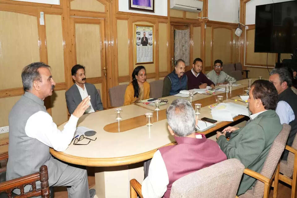 मुख्यमंत्री सुखविंद्र सिंह सुक्खू के नेतृत्व में हिमाचल प्रदेश राज्य सहकारी दुग्घ उत्पादक प्रसंघ सीमित (HPMILKFED) को नई दिशा देने की तैयारी है। मुख्यमंत्री ने शनिवार को प्रसंघ की समीक्षा बैठक की अध्यक्षता करते हुए सहकारी दुग्ध क्षेत्र में कई महत्वपूर्ण फैसलों की घोषणा की, जिसका सीधा लाभ प्रदेश के 40 हजार से अधिक दुग्ध उत्पादकों को मिलेगा।    मुख्यमंत्री ने विशेष रूप से मंडी जिला स्थित दूध संयंत्र में नया मिल्क पाउडर प्लांट (Milk Powder Plant) लगाने का प्रस्ताव तैयार करने के निर्देश दिए हैं। यह प्लांट लगने से प्रसंघ को अतिरिक्त दूध को संसाधित करने और उत्पादों की शेल्फ लाइफ (Shelf Life) बढ़ाने में मदद मिलेगी, जिससे राष्ट्रीय स्तर पर उत्पादों का विपणन आसान हो जाएगा।   मंडी मिल्क पाउडर प्लांट	Mandi Milk Powder Plant हिमाचल दुग्ध प्रसंघ सीमित	Himachal Pradesh Milk Federation मिल्क फैड नए प्लांट	MILKFED New Plant किन्नौर दुग्ध प्रसंस्करण केंद्र	Kinnaur Milk Processing Centre एचपी मिल्क फैड विस्तार	HP Milkfed Expansion सीएम सुक्खू दुग्ध उत्पादक	CM Sukhu Milk Producers दत्तनगर दूध संयंत्र आउटसोर्स	Dattnagar Milk Plant Outsource