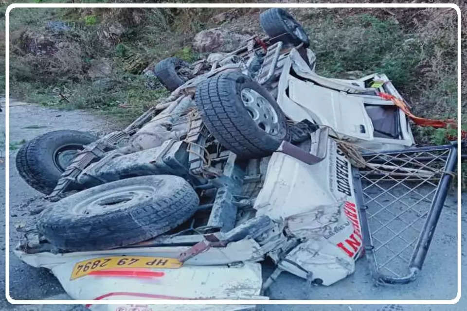 हिमाचल प्रदेश के कुल्लू दिला के सैंज घाटी में एक बोलेरो कैंपर गाड़ी हादसाग्रस्त हो गई। हादसे में एक व्यक्ति की मौत पर मौके हो गई, जबकि तीन अन्य घायल हो गए।