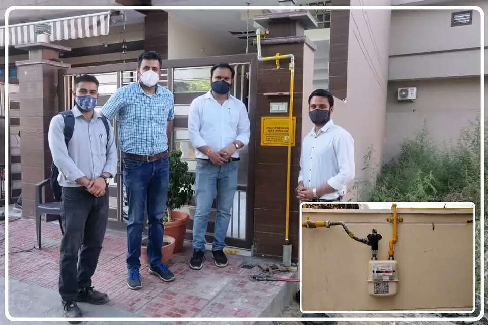 जिला ऊना हिमाचल प्रदेश का पहला जिला बन गया है, जहां पर पाइप लाइन के जरिए रसोई में पीएनजी गैस पहुंची है। अब तक गांव के 220 घरों की रसोई में पाइप लाइन से गैस पहुंच चुकी है।