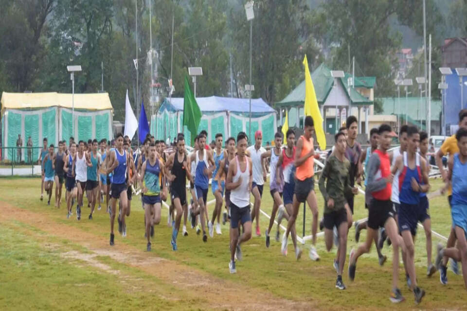 agniveer recruitment 2022 रक्षा सचिव डॉ. अजय कुमार ने कहा कि देश में इस वर्ष अग्निपथ योजना के तहत पहले फेज में 40 हजार अग्निवीरों की भर्ती की जा रही है, इसमें पहले चरण में 25 हजार और दूसरे चरण में 15 हजार युवाओं की भर्ती की जानी है। मंडी के पड्डल में चल रही आर्मी भर्ती रैली के निरीक्षण और प्रबंधों की समीक्षा के सिलसिले में मंडी पहुंचे डॉ. अजय कुमार ने शनिवार को मीडिया से बातचीत में यह बात कही।  