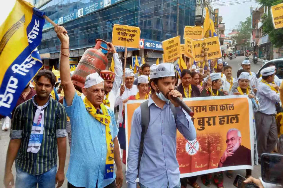 आम आदमी पार्टी कार्यकर्ताओं ने  महंगाई के विरोध में  हमीरपुर जिला मुख्यालय पर प्रदर्शन किया 