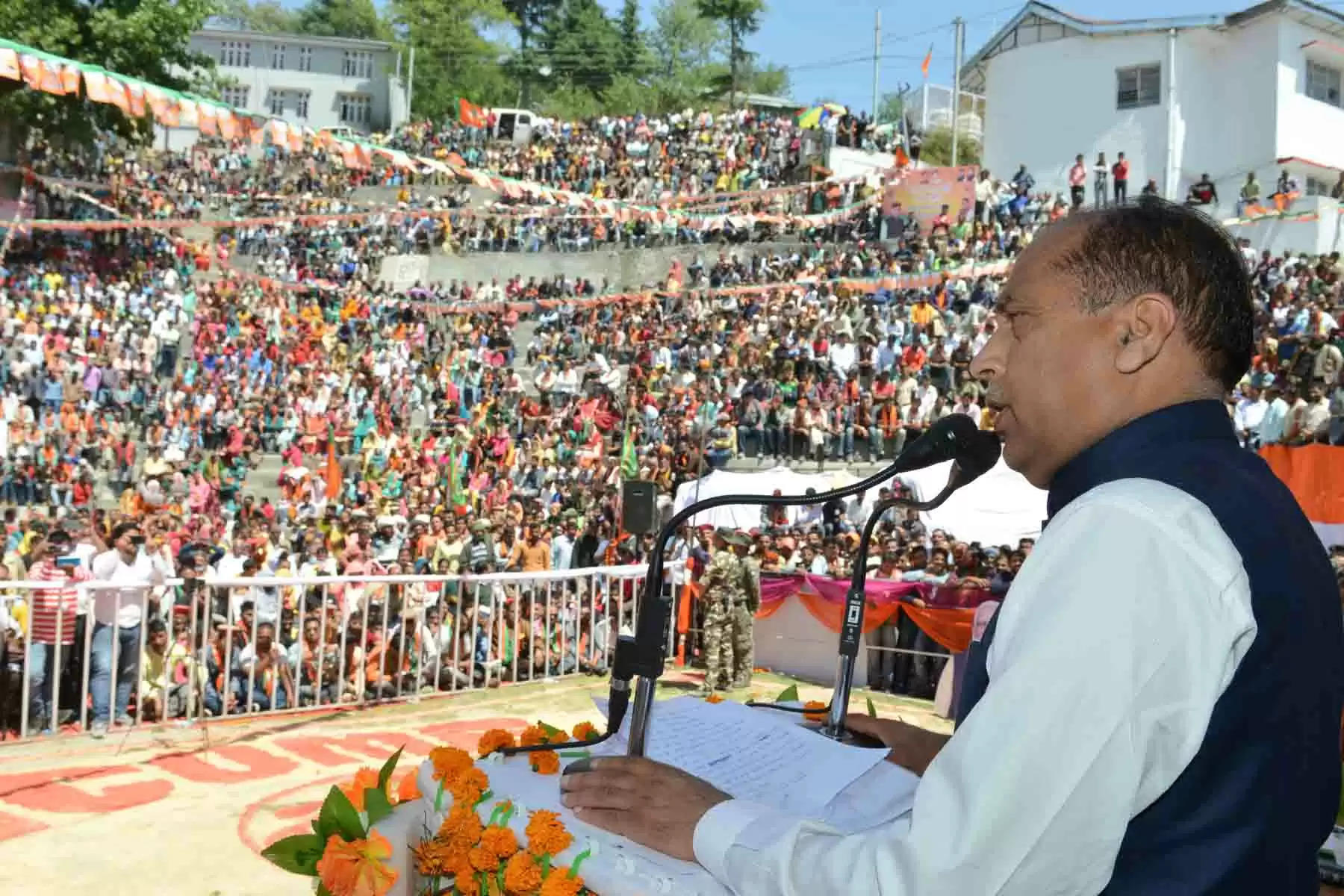CM Jairam Thakur Chamba हिमाचल प्रदेश के मुख्यमंत्री जयराम ठाकुर ने कहा कि चुराह क्षेत्र को विकास की दृष्टि से संवारना हमारी प्रतिबद्धता है। मुख्यमंत्री जयराम ठाकुर रविवार को चुराह विधानसभा क्षेत्र ((CM Jairam Thakur visit to Churah) ) के दौरे पर थे। इस दौरान उन्होंने चुराह विधानसभा क्षेत्र में 146 करोड़ रुपये की लागत की विभिन्न विकास योजनाओं के लोकार्पण व शिलान्यास किए। उन्होंने कहा कि इन योजनाओं से चुराह क्षेत्र के विकास को बल और जनता को काफी राहत मिलेगी। 