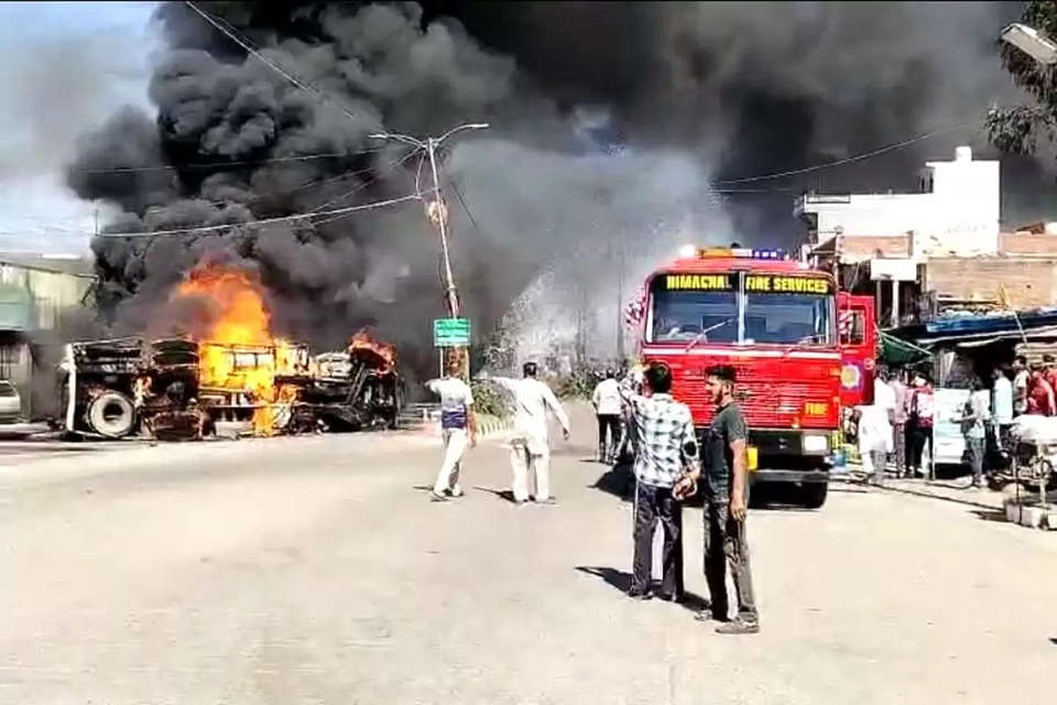 हिमाचल प्रदेश के जिला में रविवार को बड़ा हादसा हो गया। हरोली क्षेत्र के अंतर्गत औद्योगिक क्षेत्र टाहलीवाल के बाजार में एक तेल के टैंकर में पलटने के बाद आग लग गई। टैंकर की चपेट में आने से एक स्कूटी सवार की मौत हो गई, जबकि छह लोग घायल हो गए हैं। घटना में दो मोटरसाइकिल और एक कार भी जलकर राख हो गई है। छह के करीब वाहन और करीब 15 दुकानें भी आग की चपेट में आई हैं। बताया जा रहा है कि ब्रेक फेल होने के कारण यह टैंकर पलटा है। 