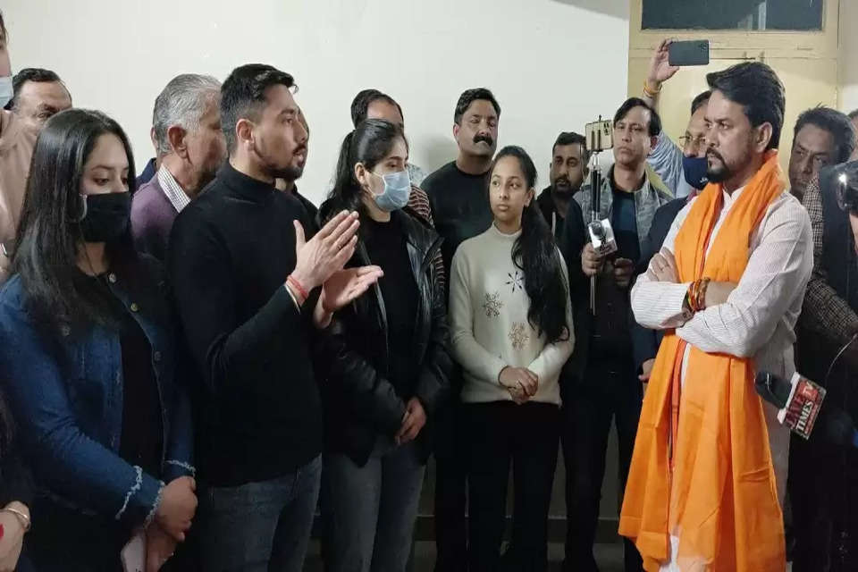 केंद्रीय सूचना एवं प्रसारण, युवा मामले तथा खेल मंत्री मंगलवार देर शाम ऊना पहुंचे और युक्रेन से लौटे छात्रों से मुलाकात की। अनुराग ठाकुर ने करीब 30 मिनट तक छात्रों से युद्धग्रस्त युक्रेन के हालात और उनको भारत सरकार के माध्यम से वापसी के लिए मिली मदद के बारे में फीडबैक ली। युद्धग्रस्त यूक्रेन से सुरक्षित वापस निकालने के लिए छात्रों ने प्रधानमंत्री नरेंद्र मोदी का आभार व्यक्त किया।