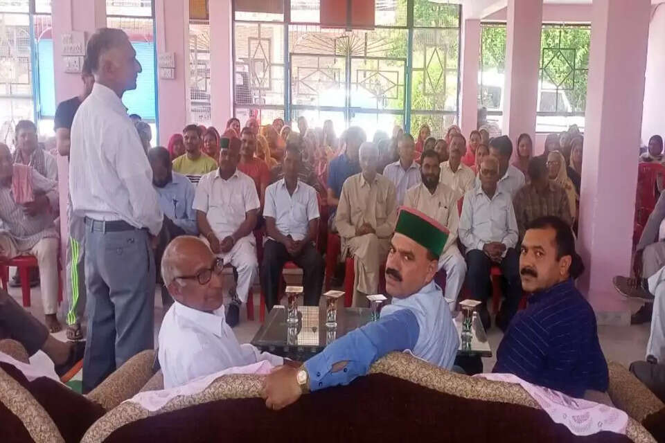 विधायक इंद्रदत्त लखनपाल ने  ग्राम पंचायत धबीरी का दौरा किया।