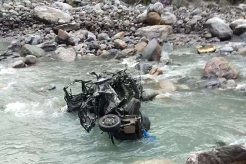 Car fell into 400 feet deep gorge in Kinnaur father and daughter died