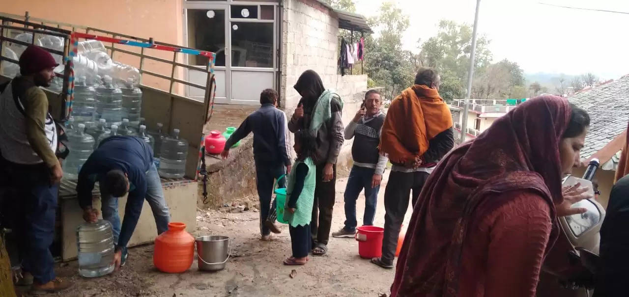  हिमाचल प्रदेश में हमीरपुर जिले के नादौन उपमंडल के एक दर्जन गांवों में दूषित जल पीने से बीमार पड़ने वाले लोगों की संख्या लगातार बढ़ती जा रही है। रविवार को दूषित जल से बीमार पड़ने वाले लोगों की संख्या बढ़कर 535 हो गई। जिले के बांह, जांदगी गुजरां, जंडाली राजपुतां, पन्याला, पथियालु, नियति, रंगस चौकी हार, थेन और संकर समेत एक दर्जन गांवों के लोग जलजनित बीमारी की चपेट में आ गए हैं। 