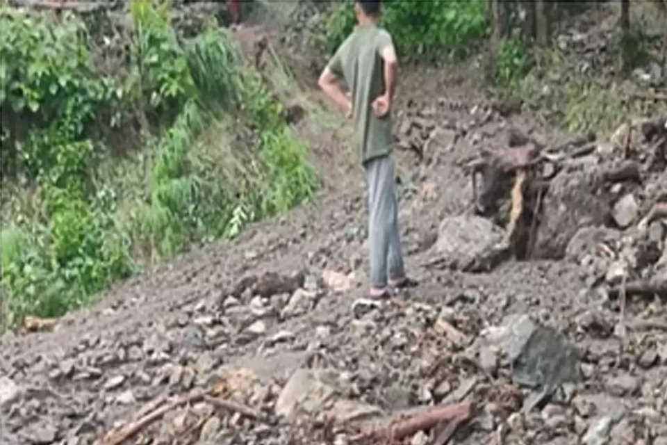 हिमाचल प्रदेश में मानसून ने कहर बरपाना शुरू कर दिया है। इस तरह की घटनाओं से लोगों में भय और चिंता का माहौल बन गया है। प्रशासन ने लोगों को सतर्क रहने और आवश्यक सावधानियां बरतने की सलाह दी है। Himachal News, Himachal Weather News