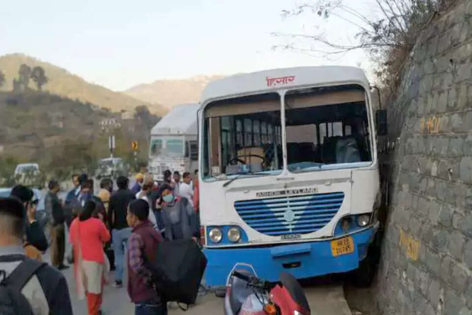 हिमाचल प्रदेश के सोलन जिला में बड़ा हादसे होने से बच गया। दरअसल कालका-शिमला एनएच पर जाबली के समीप हरियाणा रोडवेज की चलती बस का चालक सीट का दरवाजा खुल गया। इससे चालक सड़क पर आ गिरा और बस पहाड़ी से जा टकरा गई। हादसा शुक्रवार देर शाम करीब साढ़े पांच बजे के करीब हुआ है। गनीमत यह है कि बस में सवार अधिकतर लोग सुरक्षित हैं जबकि चालक समेत पांच लोगों को चोटें आई हैं।