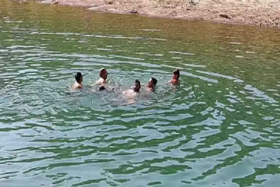 दोनों युवकों को तैरना नहीं आता था, जिसके चलते डूबने से दोनों की मौत होने की आशंका है। 