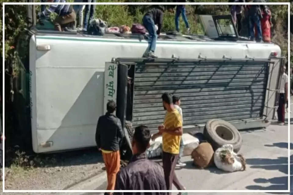 हरिद्वार से शिमला (Shimla) आ रही हिमाचल पथ परिवहन निगम (HRTC) की बस उत्तराखंड में दुर्घटनाग्रस्त (Accident) हो गई। HRTC बस में करीब 25 लोग सवार बताए जा रहे हैं।