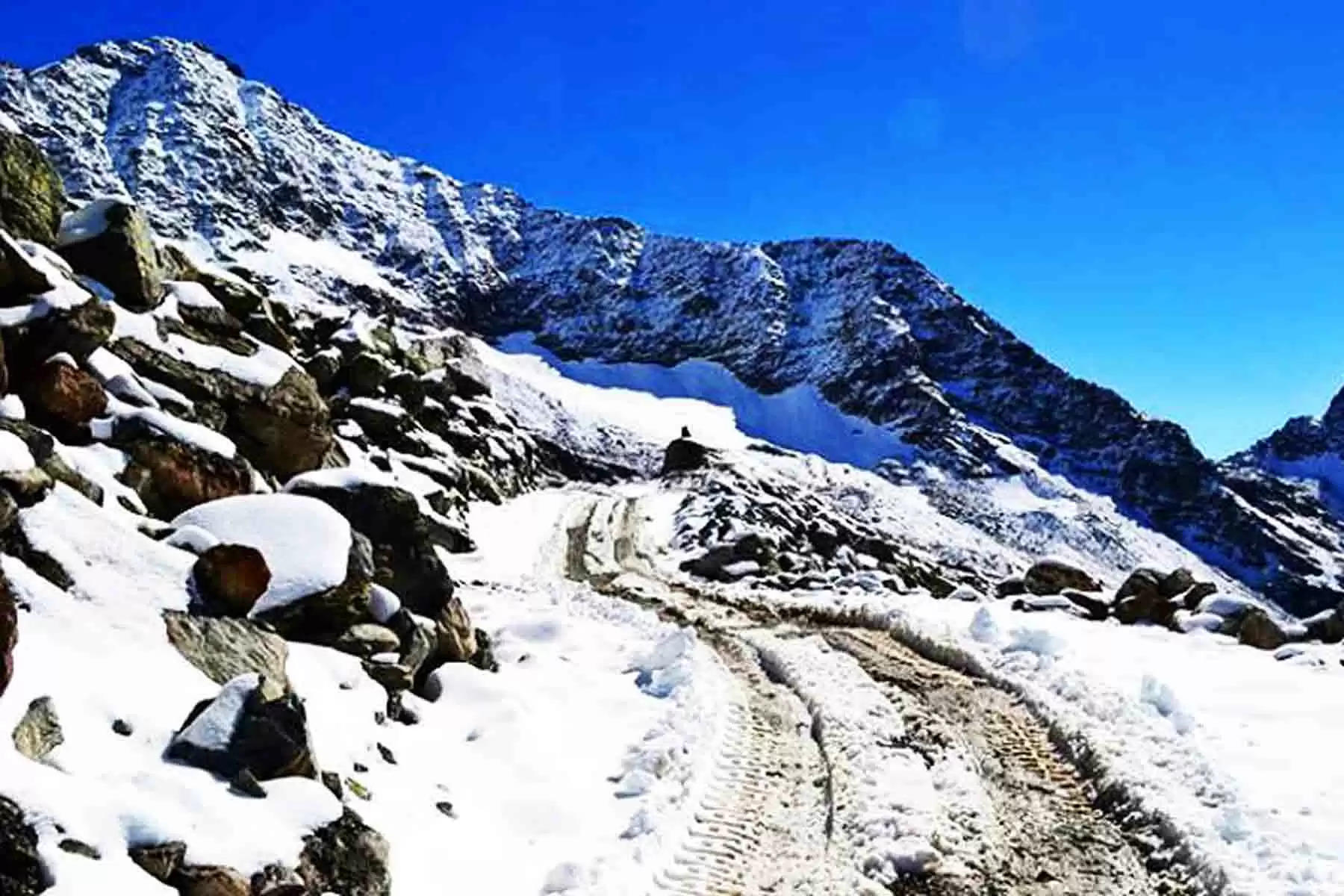 अक्तूबर माह में बर्फबारी होने के कारण जनजातीय क्षेत्र पांगी घाटी को जिला मुख्यालय चम्बा से जोड़ने वाला वाला चम्बा किलाड बाया साच पास मार्ग बंद हो गया था।