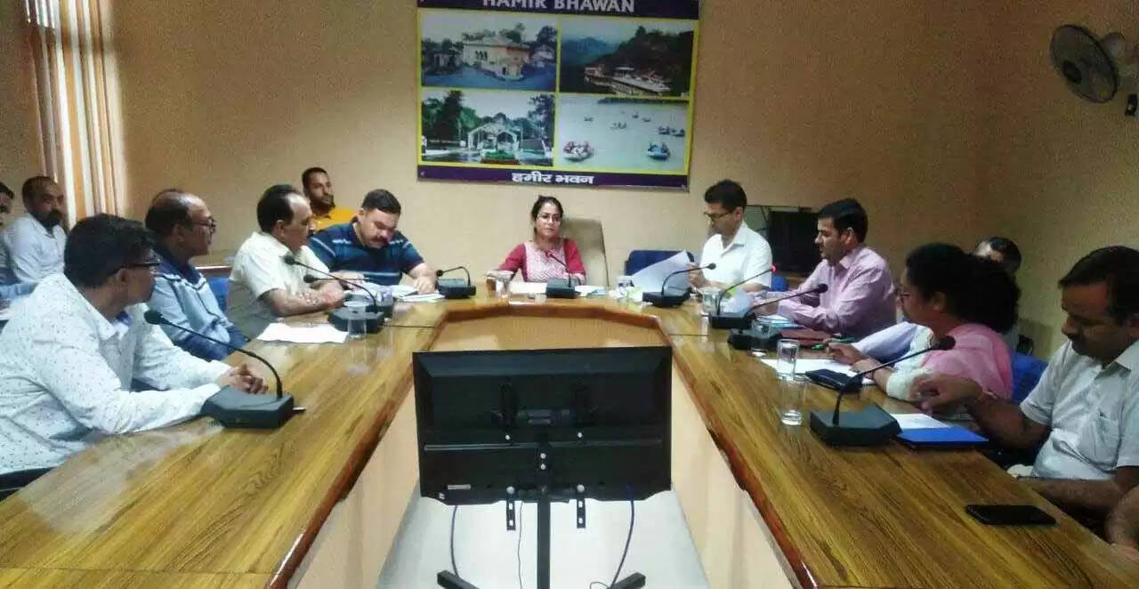 उपायुक्त देबश्वेता बनिक ने हमीर भवन में विभिन्न विभागों के अधिकारियों के साथ बैठक करके जिला स्तरीय समारोह की रूपरेखा तय की।
